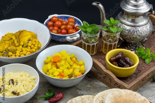 Platos de comida marroquí y té con menta
