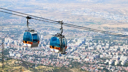Obraz na plátně Cable cars above Skopje on a clear autumn day