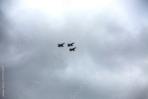 Vistas de aviones militares volando