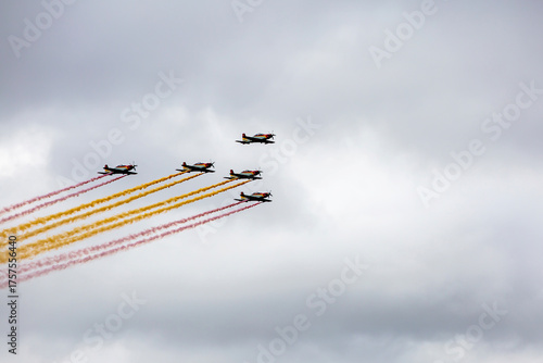Vistas de aviones militares volando