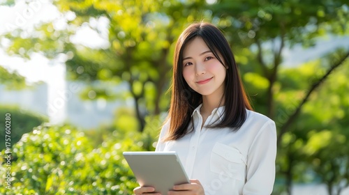 タブレットを持って仕事をする女性