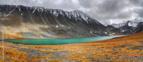 Fotografie Russia. Altai Mountains. Panorama of the mountain lake Karaköl.