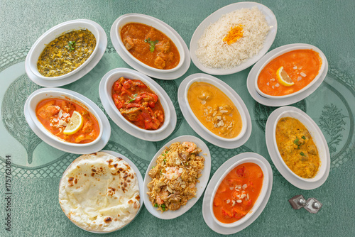 Assortiment de plats indiens – vue de dessus à 90°, cuisine traditionnelle épicée et colorée de l’Inde. La composition comprend des currys variés, riz basmati, naan, samoussas. 