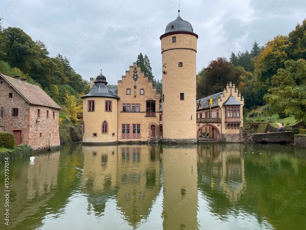 Fototapeta premium Wasserschloss in Mespelbrunn.