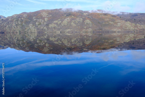 El Lago de Sanabria en Zamora como un espejo. reflejos de sus montañas. 