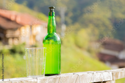 Botella de Sidra Asturiana casera lista para beber. 