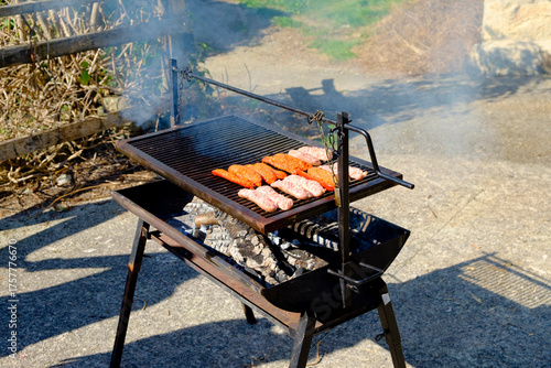 Parrilla lista para asar chorizos y salchichas. La mejor barbacoa