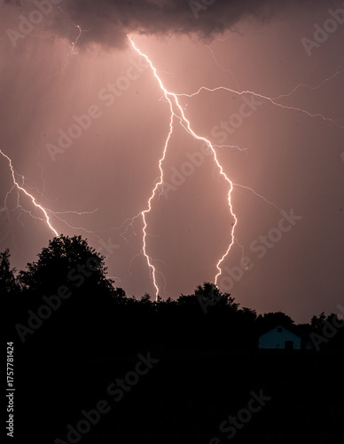 Piorun podczas letniej burzy
