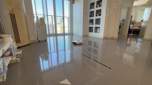 光の差し込むリビングでお掃除ロボットが働くスマートな暮らし