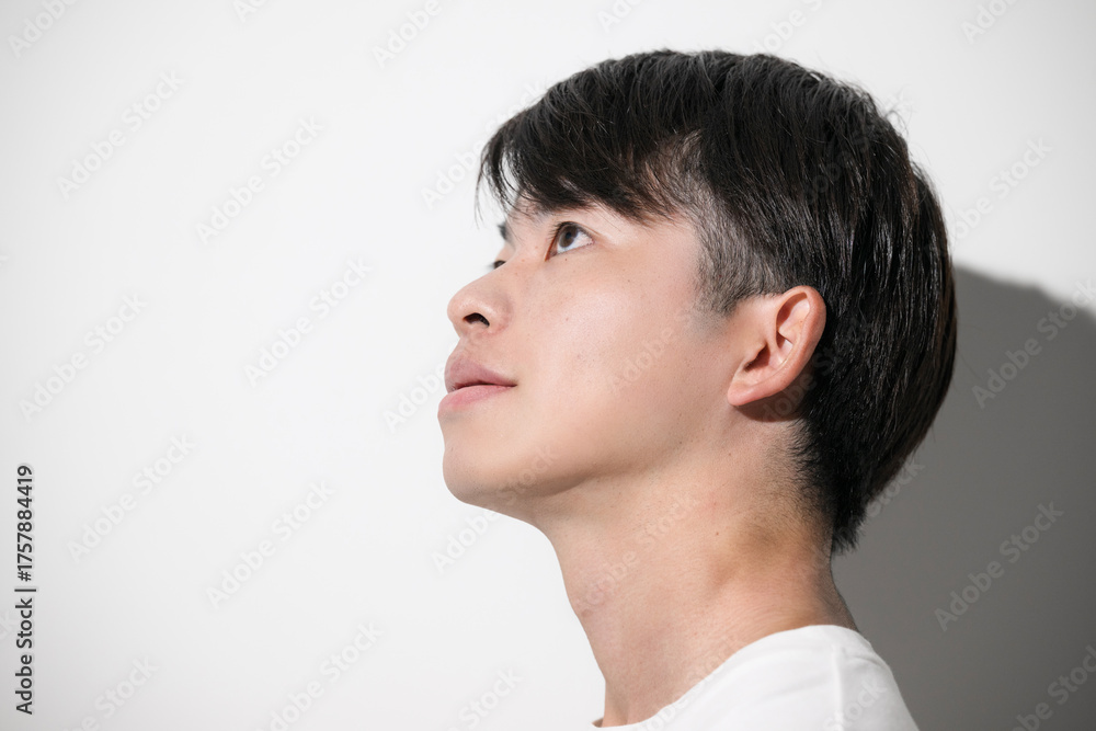 Fototapeta premium 若い20代男性の顔のクローズアップ 脱毛やスキンケアと美容とビューティーイメージ横顔