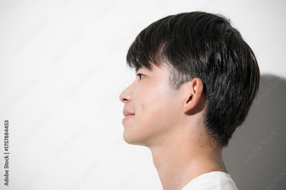 Fototapeta premium 若い20代男性の顔のクローズアップ 脱毛やスキンケアと美容とビューティーイメージ横顔