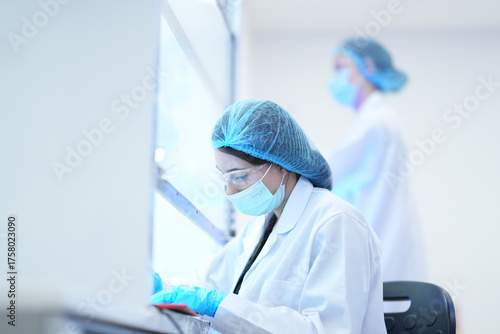 Bilde på lerret A researcher performs an aseptic technique inside a Class II biosafety cabinet