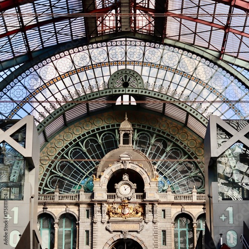 Foto Antwerp Central Station majestic architecture featuring a grand clock and ornate