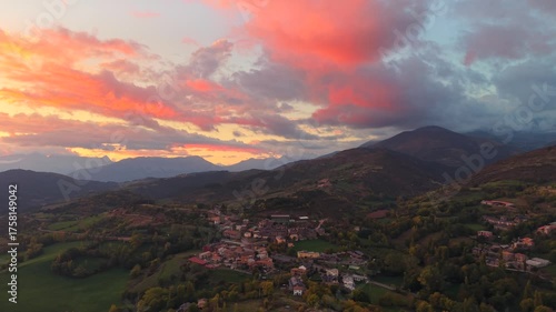 Atardecer vista de dron en pueblo del Pirineo