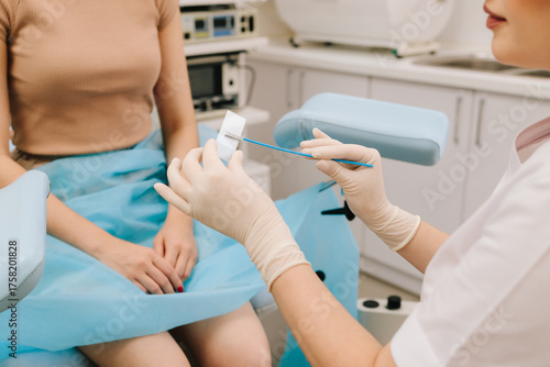 Foto Cervical cells are applied to a microscope slide for examination