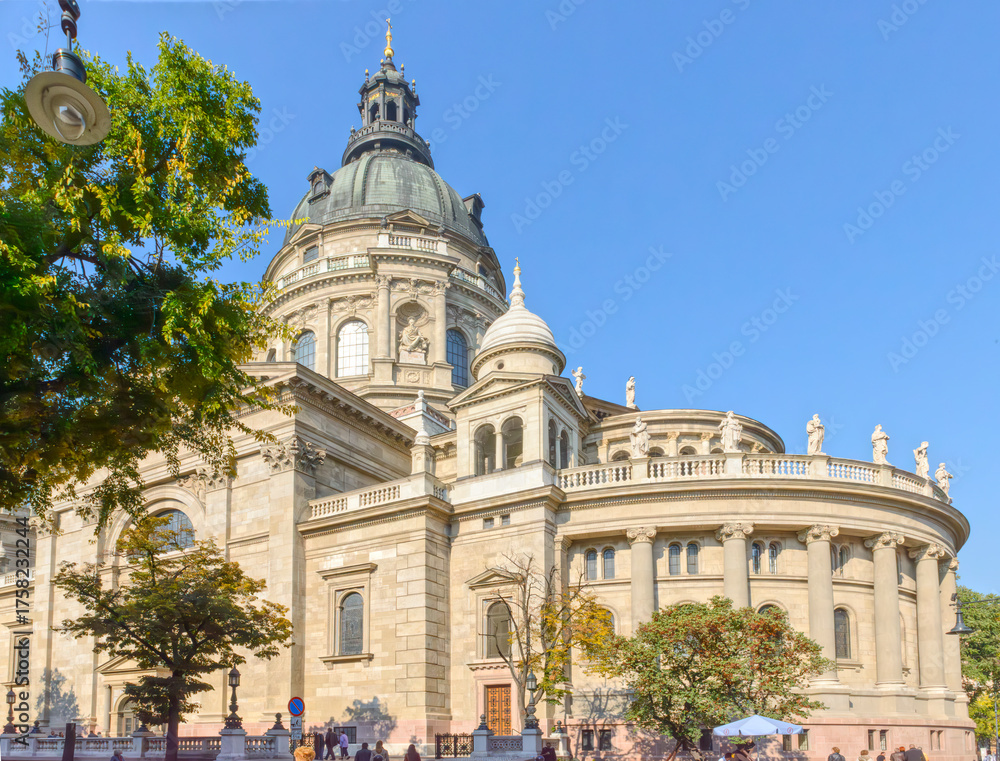 Obraz premium Closeup view of St. Stephen's Basilica in Budapest, Hungary.