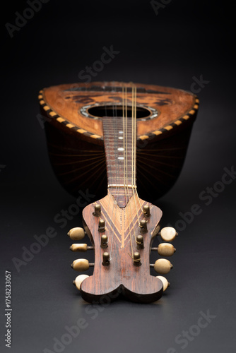 mandolino su sfondo nero. Strumento musicale. Primo piano