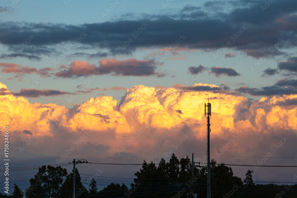 Naklejka premium 夕日を浴びて光り輝く雲