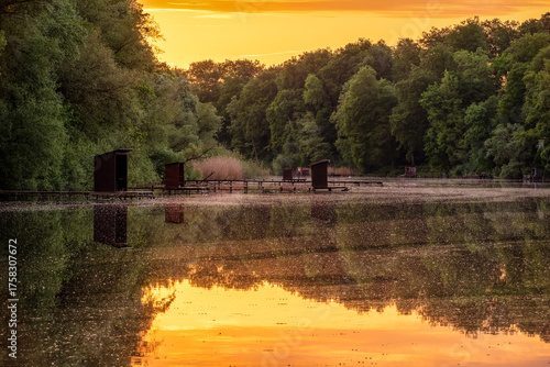 Anglerhütten an den Altrheinarmen in Jockgrim beim Sonnenuntergang