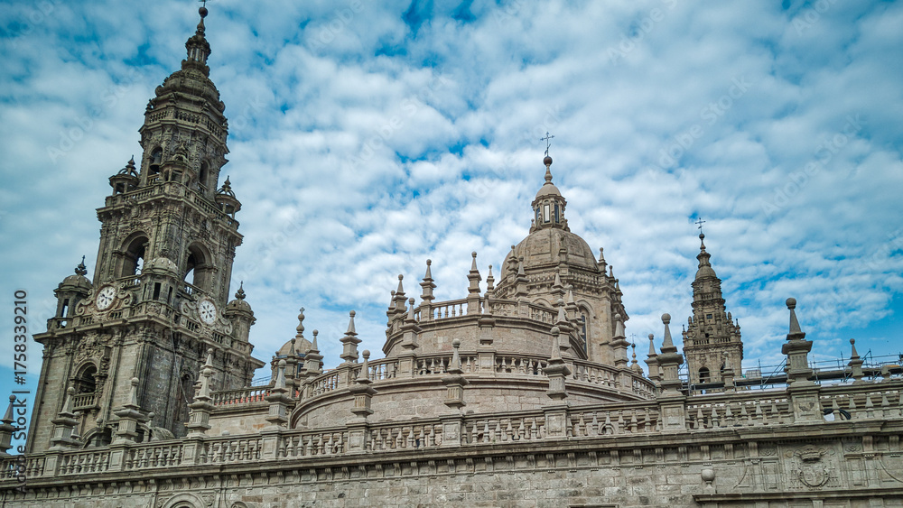 Fototapeta premium Vista de la catedral gótica y barroca de Santiago de Compostela desde la plaza de Quintana, España