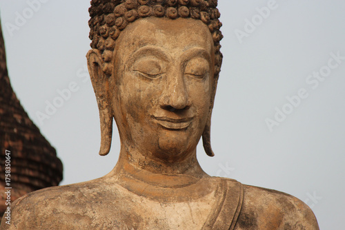 Fototapeta ruined buddhist (?) temple (wat mahathat) in sukhothai in thailand