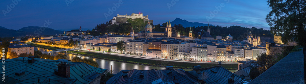 Fototapeta premium Salzburg - The panorama of old town at evening dusk.