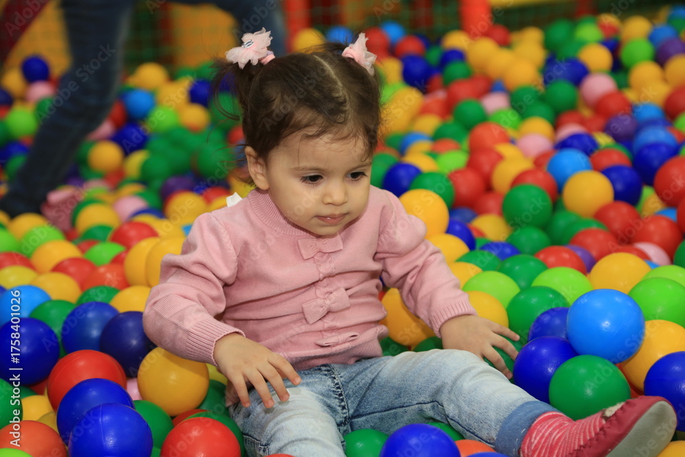 Obraz premium little girl playing with toys