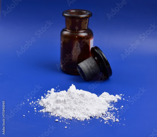 Fotografía Magnesium oxide MgO, or magnesia powder