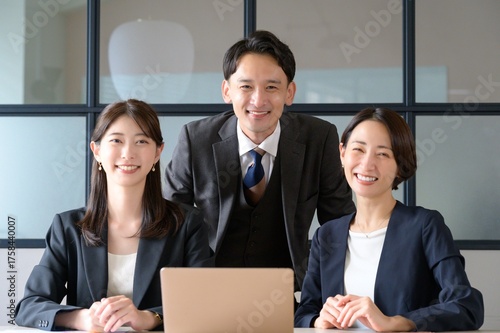 パソコンを見ながら会議をする日本人ビジネスマン