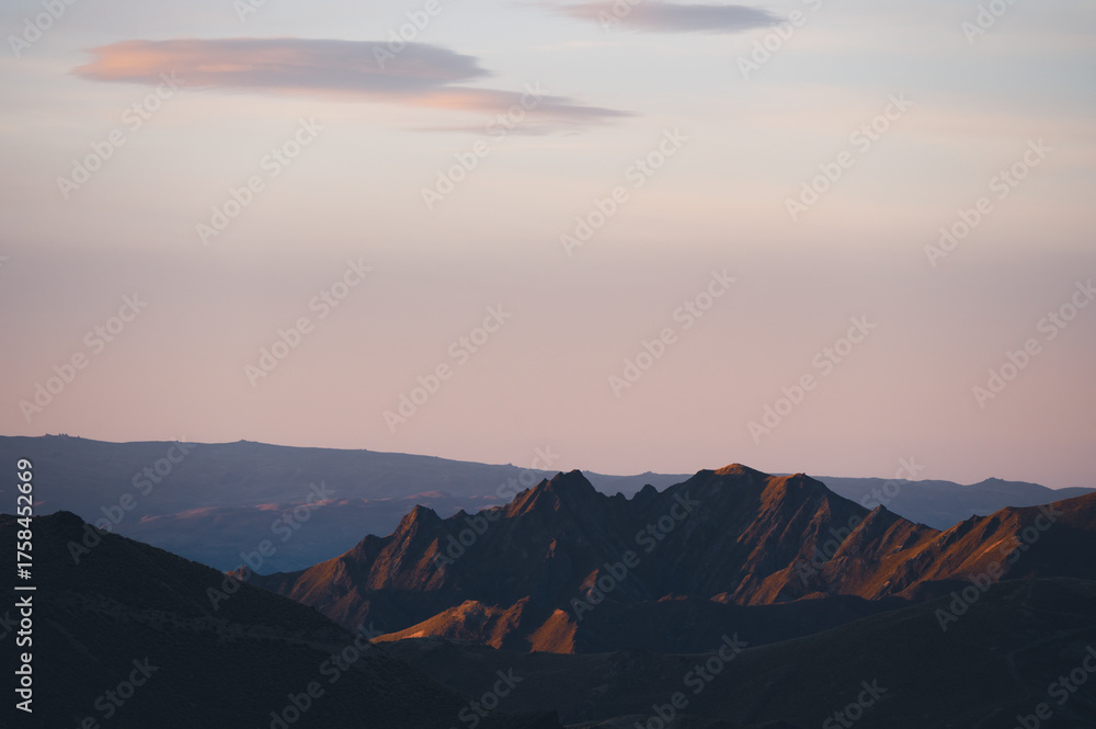 Obraz premium Alpenglow Sunrise on Mountain Peaks from Isthmus Peak, Wanaka, New Zealand