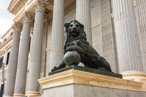 Bilde på lerret Statue of lion at Palace of Parliament (Congress of Deputies) in Madrid, Spain