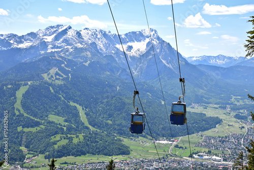 Tableau sur toile A cable car ascends Mount Wank in Garmisch-Partenkirchen, offering panoramic views of the Bavarian Alps in the background