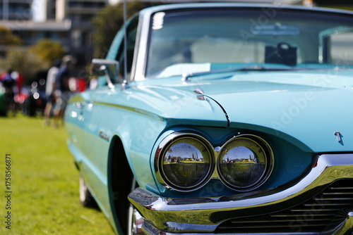 Foto A gorgeous turquoise American oldtimer from 1960s.