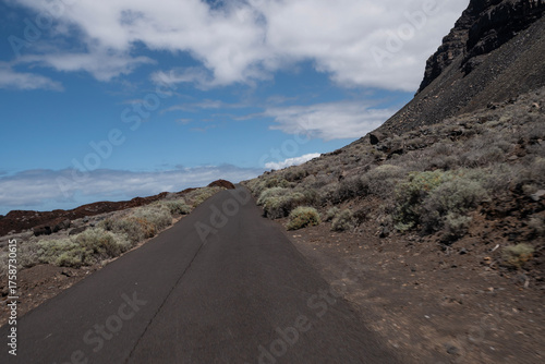 Camino junto al mar en la costa occidental de la isla de  El Hierro