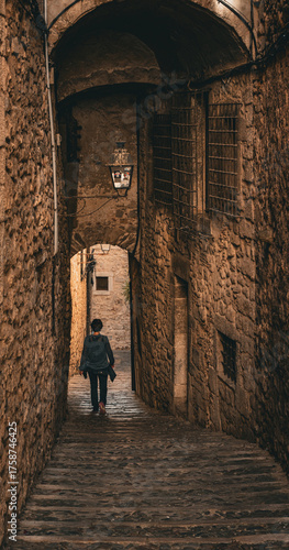 Photography Femme descendant une ruelle pavées