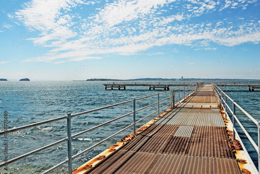 Obraz premium 西尾市 佐久島 大島釣りセンターの錆びた桟橋から望む海 / Rusted Jetty of Oshima Fishing Center on Sakushima Island (Nishio, Aichi)