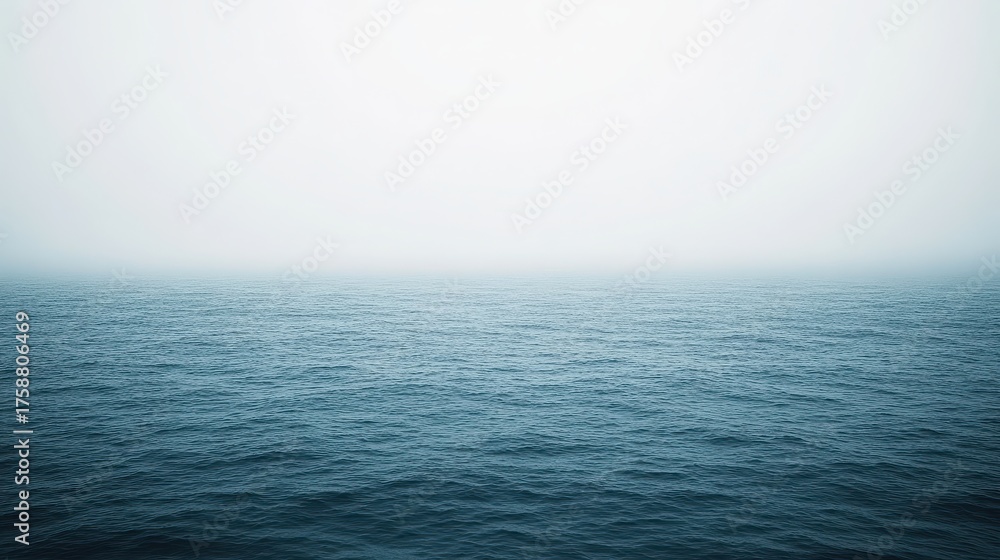 Obraz premium Ocean waves rolling in under a dense blanket of coastal fog