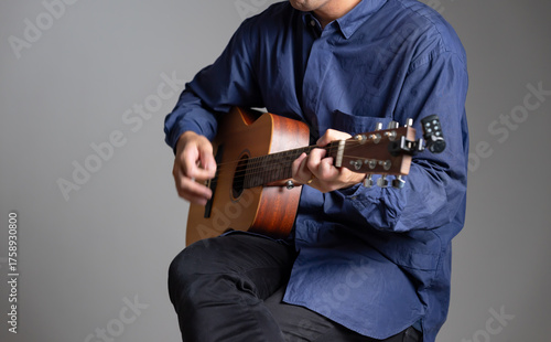 ギターを弾く男性
