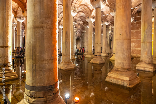 Fotografie Historic underground basilica cistern with majestic columns in istanbul