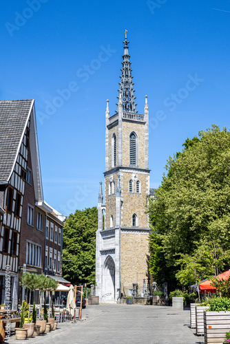 Der Turm der Friedenskirche in Eupen in Belgien am Ende der Klötzebahn