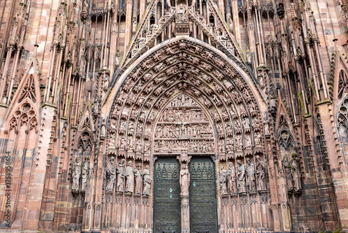 Das Hauptportal des Strassburger Münsters mi einer Vielfalt an Figuren aus der christlichen Glaubenslehre