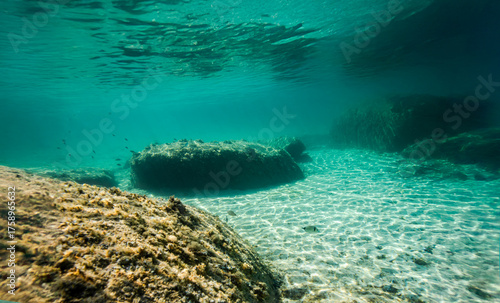 Wallpaper Mural Paysage sous-marin, rochers, sable blanc, eau turquoise et surface visible par en-dessous Torontodigital.ca