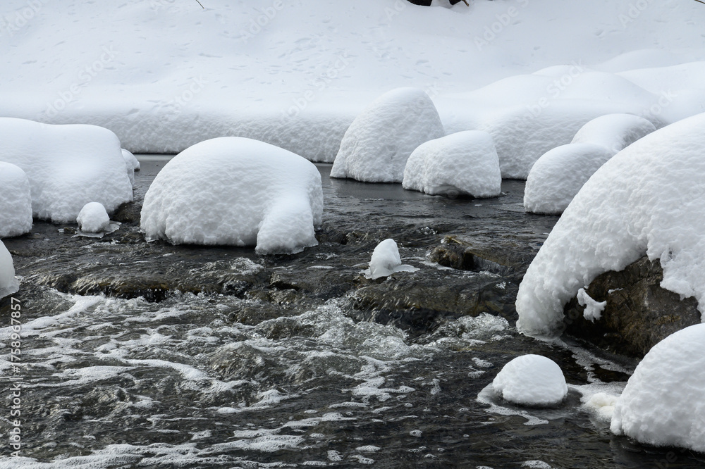 Obraz premium Snow-Covered Rocks in Creek