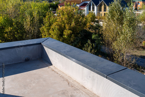 Metal parapet with standing-seam lock