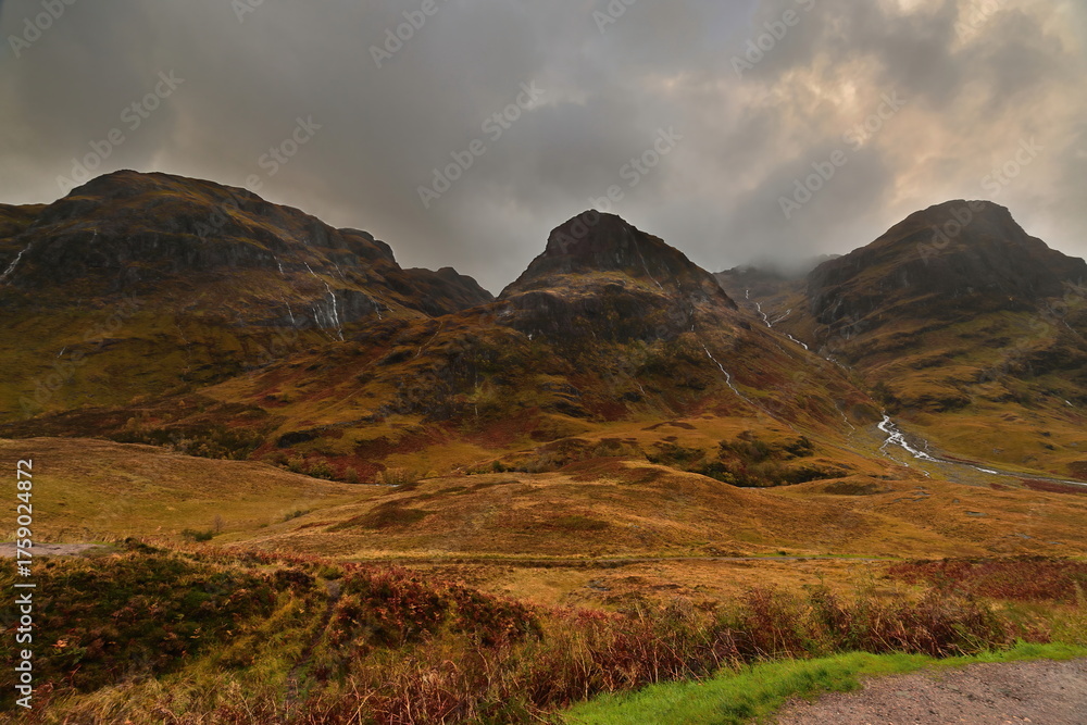 Obraz premium The Three Sisters (L-R: Beinn Fhada-Gearr Aonach-Aonach Dubh) ridges of the Bidean nam Bian massif jutting into GlenCoe valley. Highlands-Scotland-036