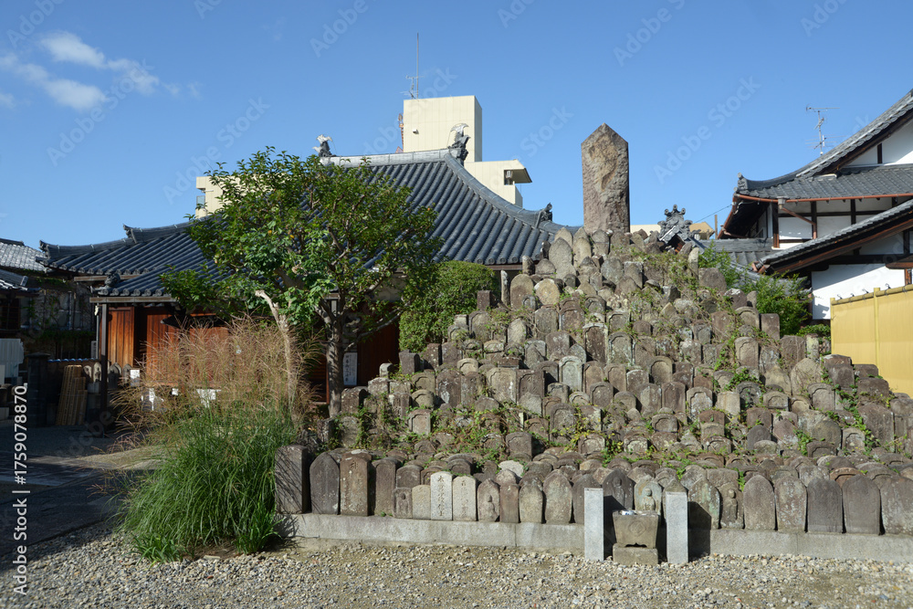 Fototapeta premium 奈良町 称念寺 本堂と石仏群 奈良市東木辻町