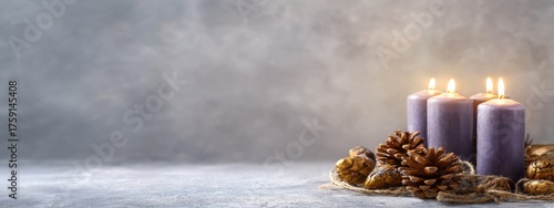 Dekoration zum dritten Advent: Adventskranz mit lila Kerzen.