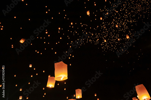 Foto Floating lanterns take place during Thailand's Loi Krathong festival on the night of the full moon
