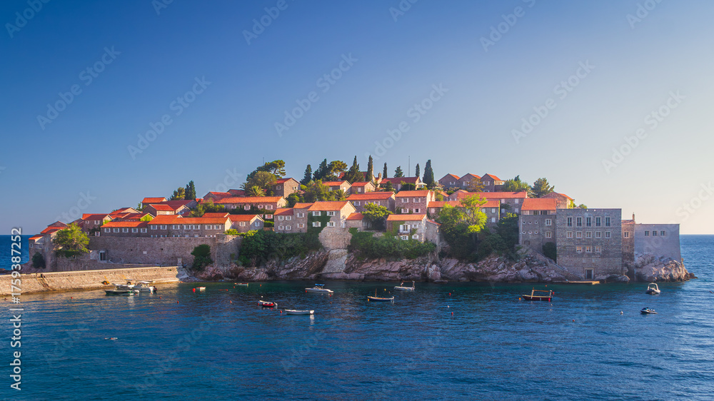 Obraz premium In the historic centre of Sveti Stefan