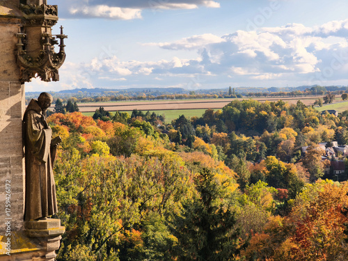 Herbstlicher Ausblick über Kuttenberg mit Statue eines Mönchs